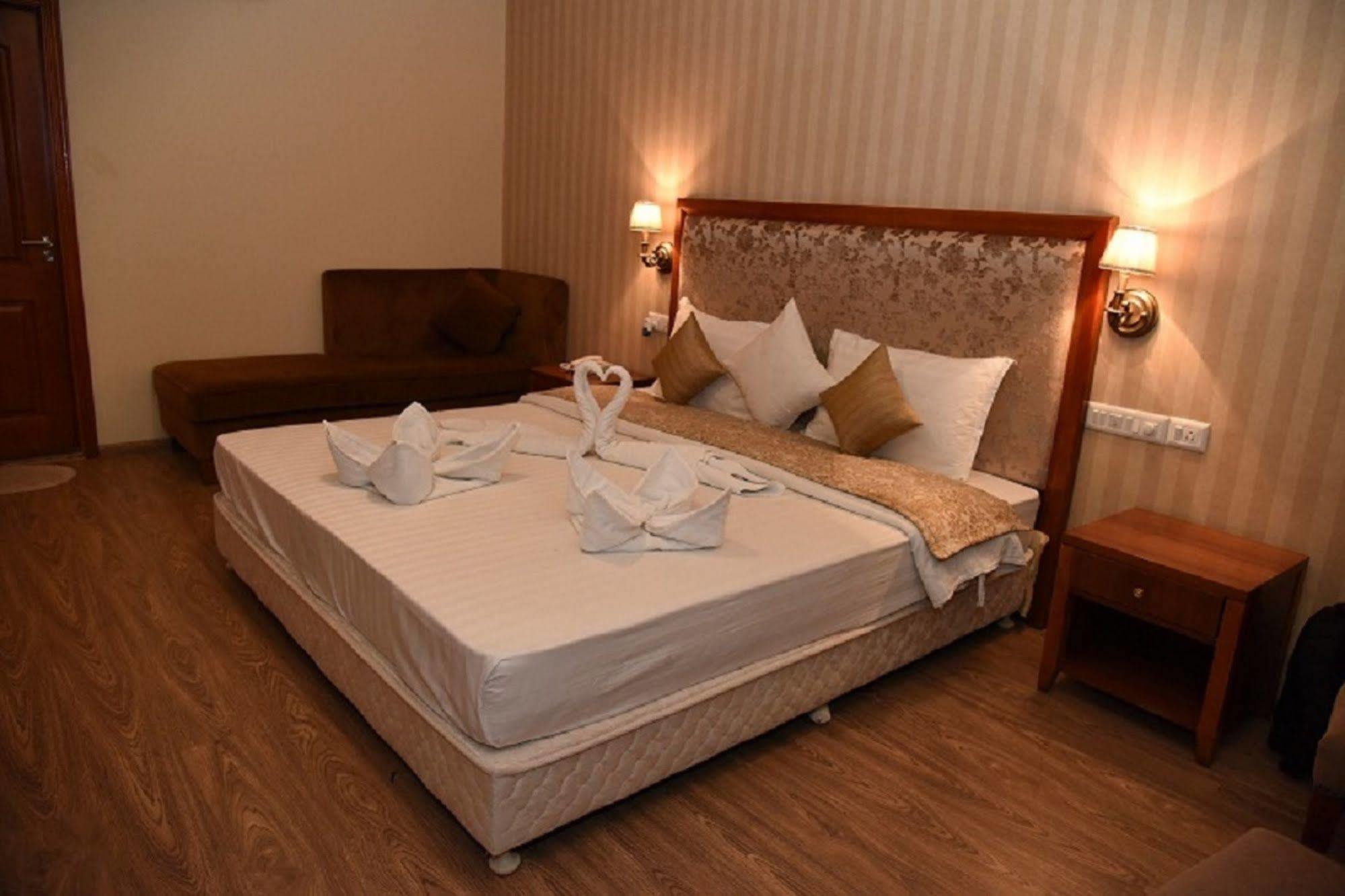 Palm Green Club Resort Jetalpur Екстериор снимка