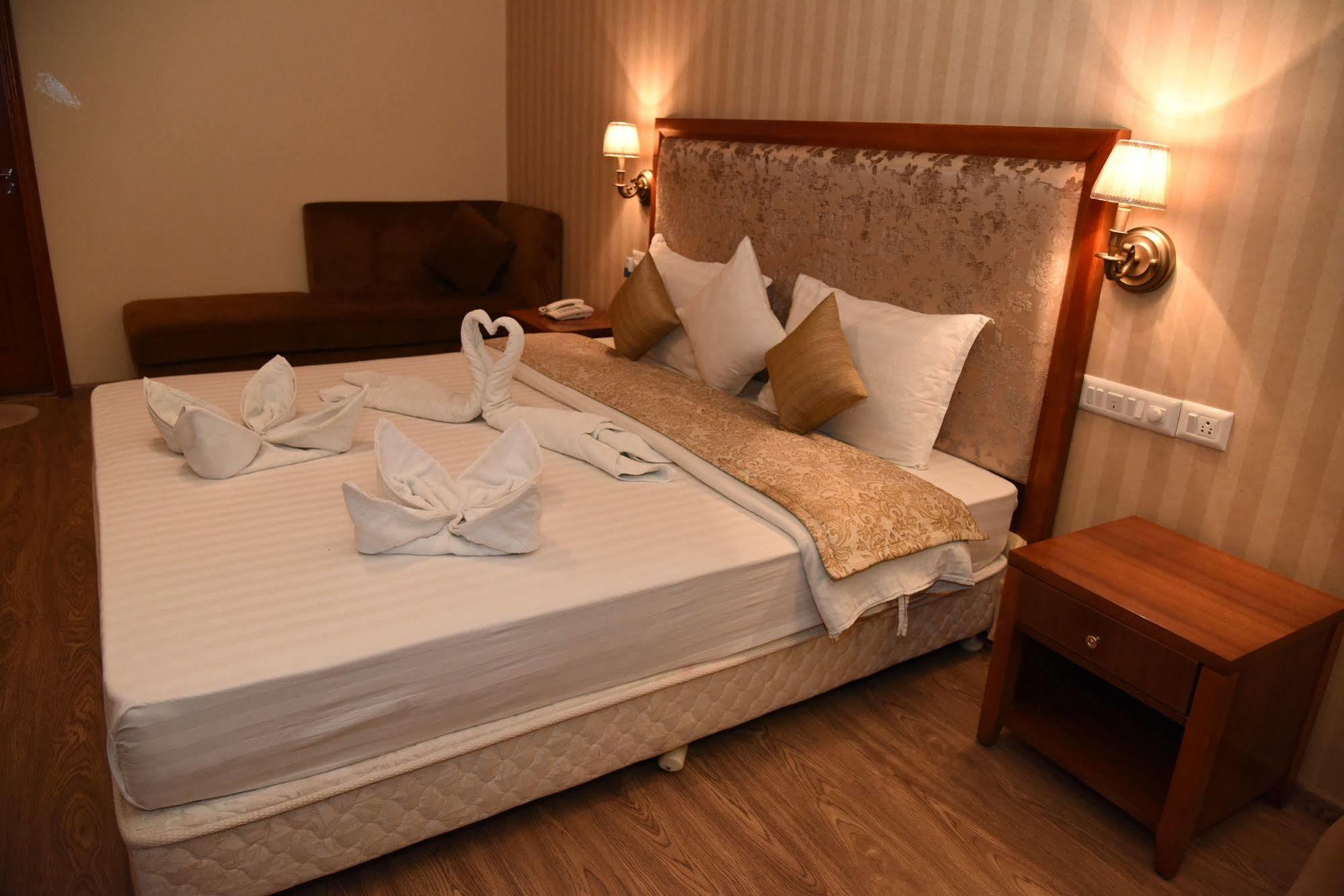Palm Green Club Resort Jetalpur Екстериор снимка