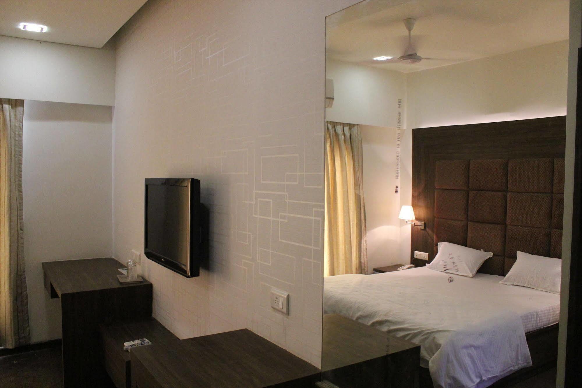 Palm Green Club Resort Jetalpur Екстериор снимка