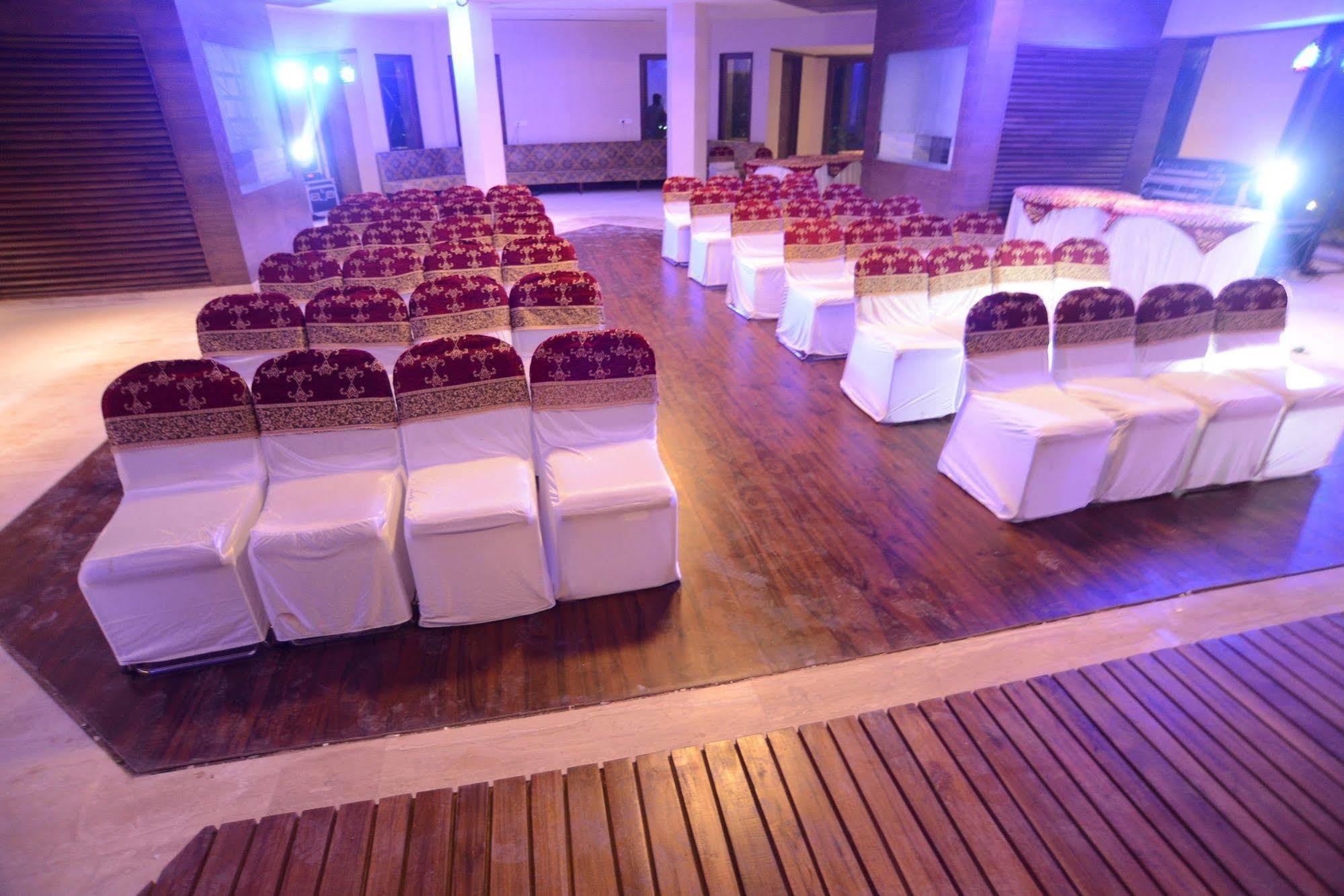 Palm Green Club Resort Jetalpur Екстериор снимка