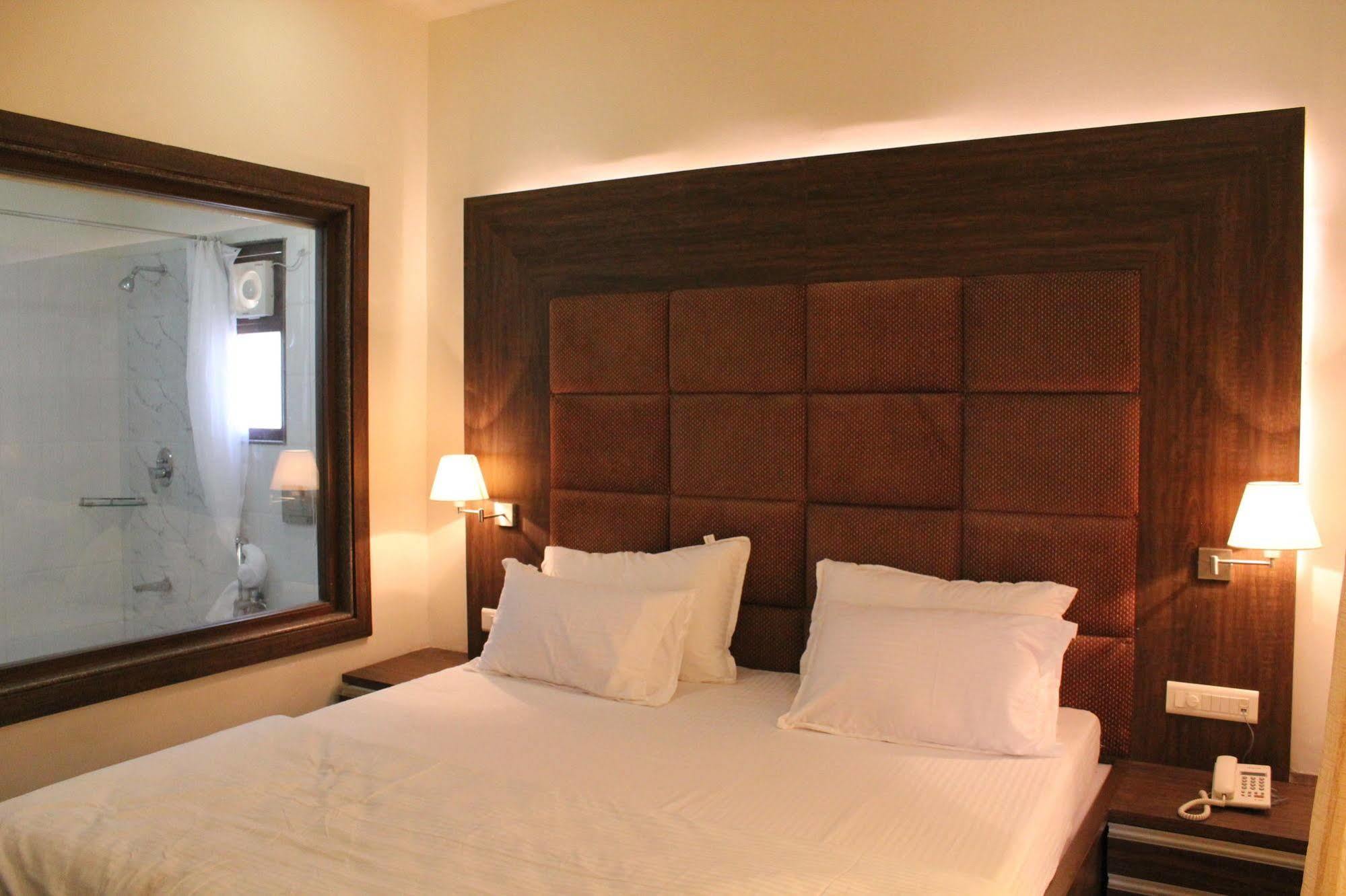 Palm Green Club Resort Jetalpur Екстериор снимка