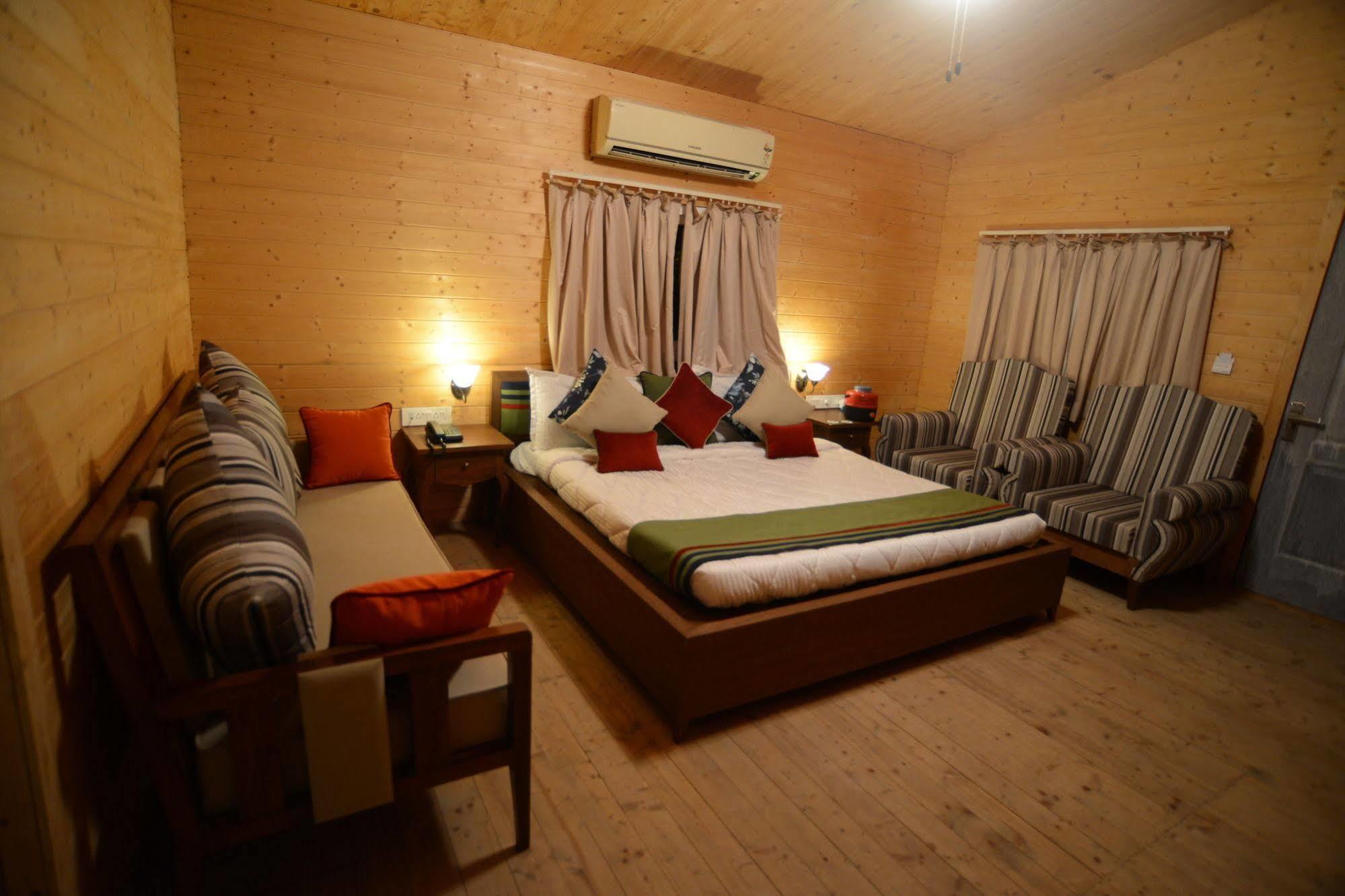 Palm Green Club Resort Jetalpur Екстериор снимка